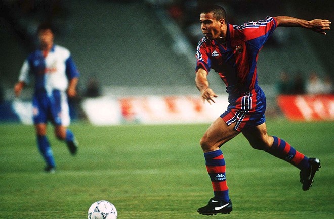 Ly kỳ điệp vụ đưa 'Người ngoài hành tinh' Ronaldo tới Barca