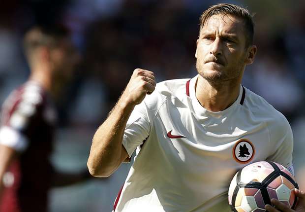 "Cây trường sinh" Totti đạt cột mốc ghi bàn đáng nể