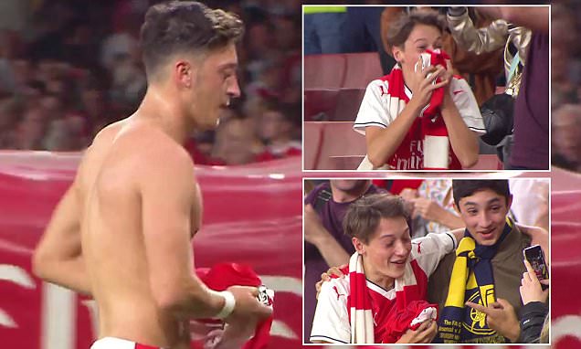 Ảnh bài viết Fan nhí phát khóc vì quà tặng từ Oezil