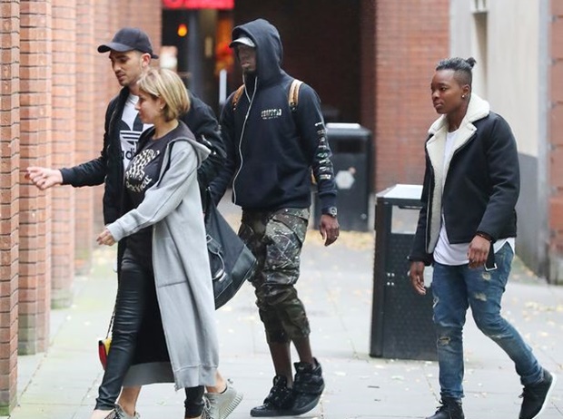 Ảnh bài viết "Mở tài khoản" cho Man United, Pogba chiêu đãi bạn bè