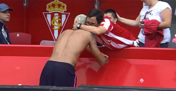 Neymar khiến CĐV 'tan chảy' với hành động đẹp 