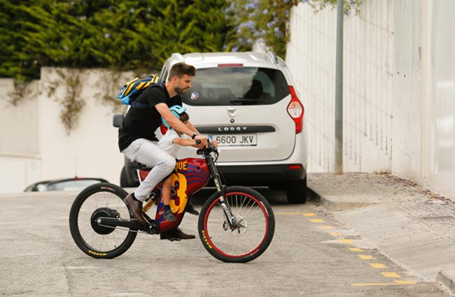Pique "đốn tim" fan hâm mộ bằng hình ảnh giản dị