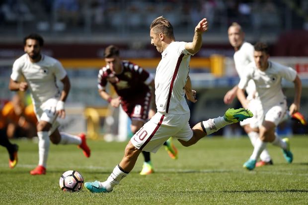 Totti ghi bàn, Roma vẫn thua thảm Torino