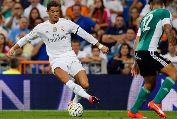 Sốc: Ronaldo rê bóng... chỉ ngang thủ môn Barca