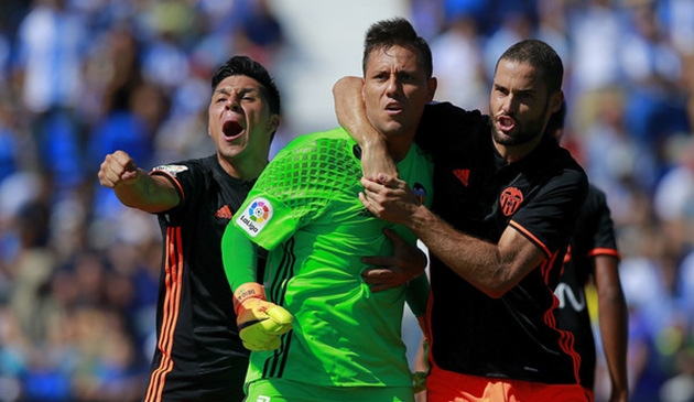 Diego Alves truất "ngôi vua" của huyền thoại Barca