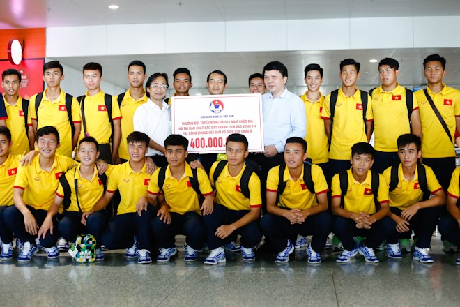 VFF thưởng U16 Việt Nam 400 triệu ngay tại sân bay Nội Bài