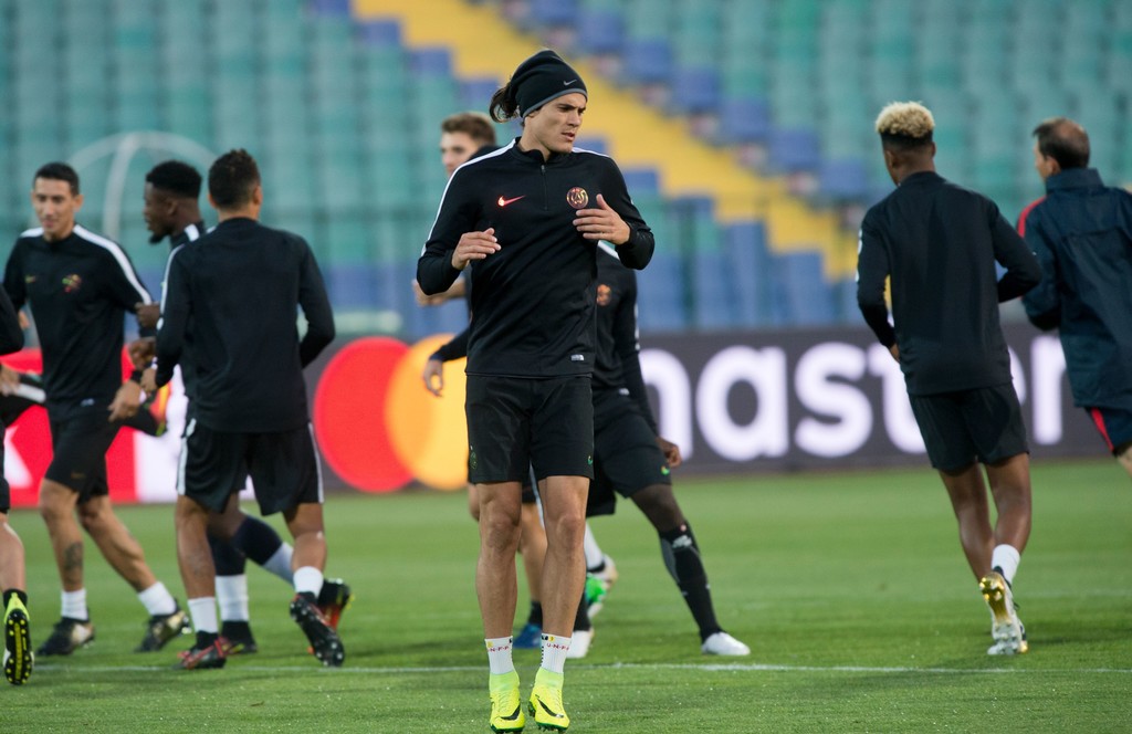 Cavani 'lầm lũi' trên sân tập, PSG quyết tâm hạ Ludogorets