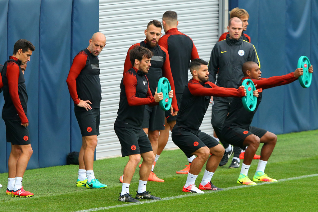 Dàn sao Man City "lái xe" trên sân tập