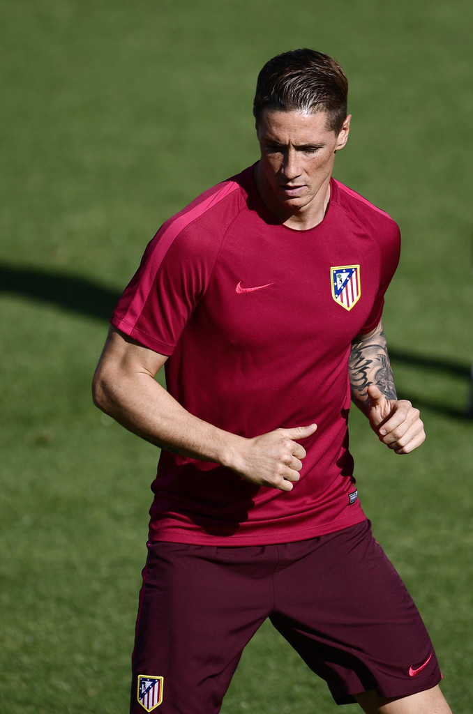 Torres cực điển trai trên sân tập trước trận gặp Bayern