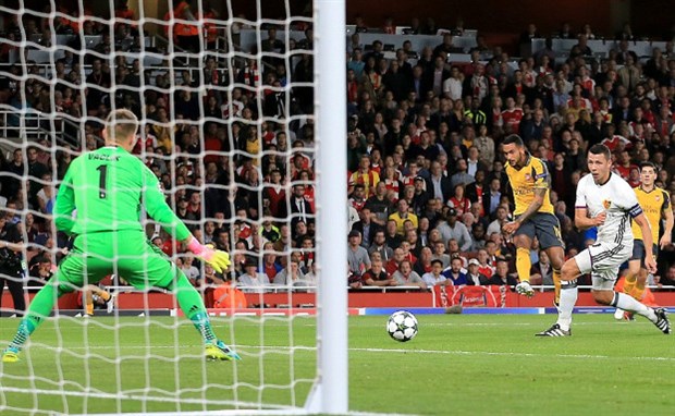 Chùm ảnh: Walcott tỏa sáng, Arsenal lại 'giết hạ' thêm một đội bóng Thụy Sĩ