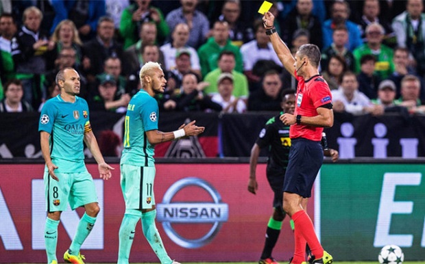Neymar 'lăng mạ' trọng tài thế nào trong tình huống nhận thẻ vàng?