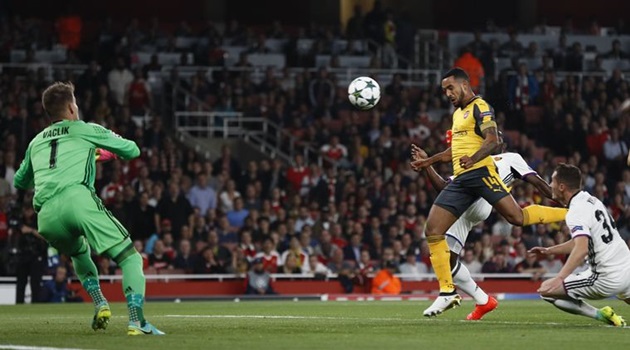 Walcott hồi sinh nhờ tích cực lùi sâu
