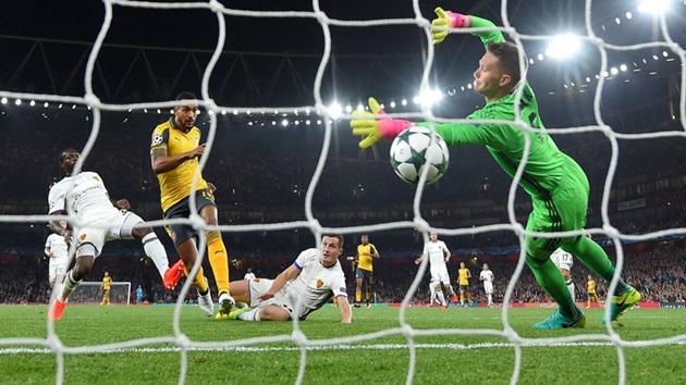 Walcott lập cú đúp, Arsenal hạ gục Basel 