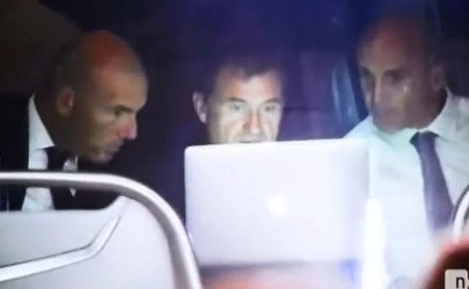 Zidane nhai bánh mỳ, phân tích trận hòa ngay trên xe buýt