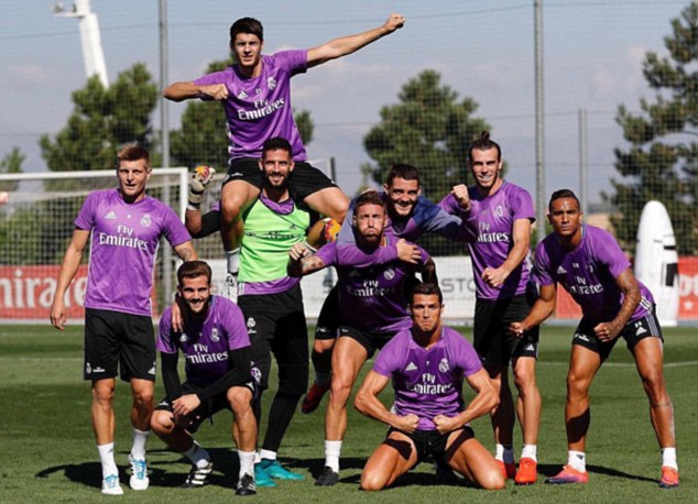 Đồng đội tạo dáng 'cute', Ronaldo thì chỉ muốn khoe cơ bắp