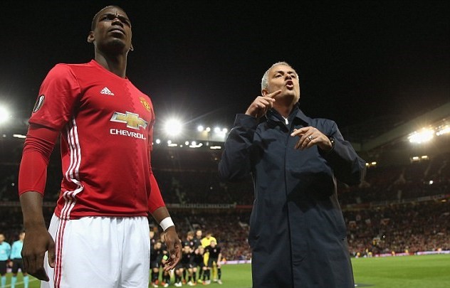 Mourinho nổi điên với trợ lý vì chỉ đạo sai Pogba