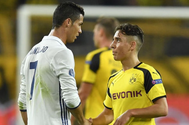 Sao Dortmund dùng ốp điện thoại in hình chụp với Ronaldo