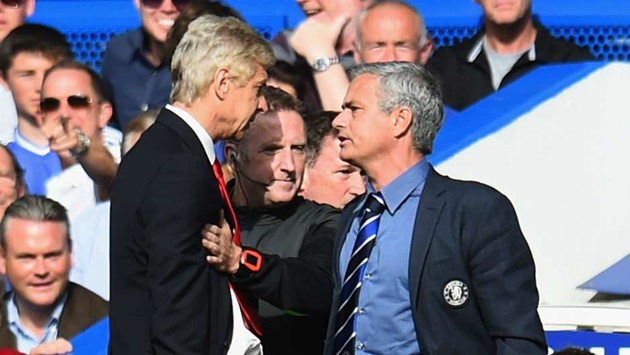 Arsene Wenger và những lần ‘bùng cháy’ bên ngoài đường pitch