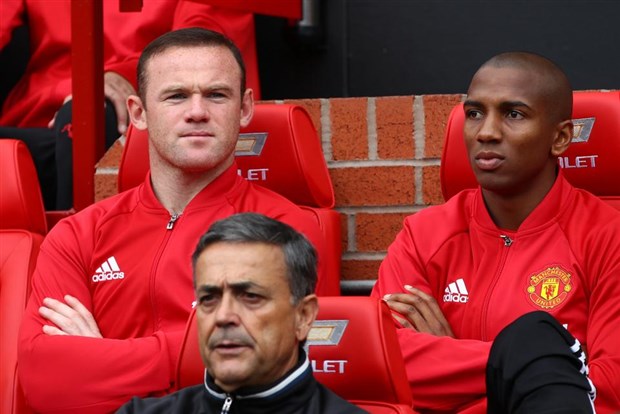 Đến lúc Ronaldo cần nhìn theo gương của Rooney