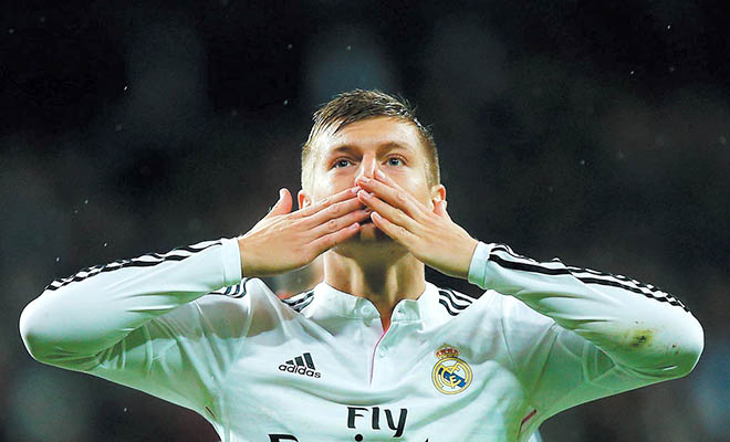 Điểm tin sáng 01/10: Thành Manchester đại chiến vì Kroos; Arsenal tranh sao trẻ với Barca, Real