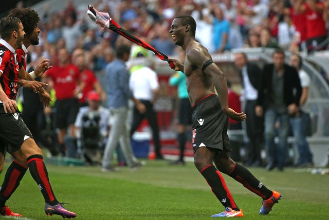 Balotelli ghi bàn, nhận thẻ đỏ, đưa Nice lên ngôi đầu Ligue 1