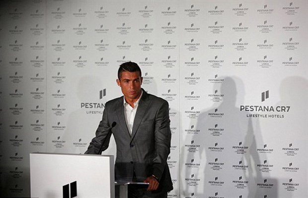 Chùm ảnh: Ronaldo lịch lãm khai trương khách sạn mới tại quê nhà