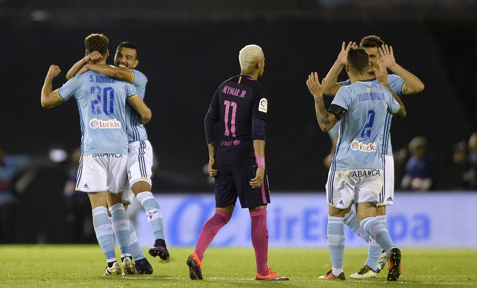 Pique lập cú đúp, Barca vẫn thua muối mặt trước Celta