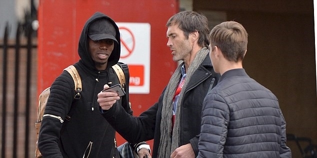 Pogba gặp gỡ cựu thủ môn MU sau trận hòa Stoke