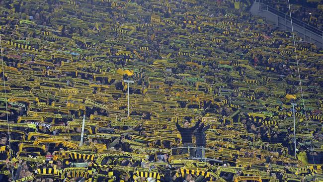 10 giải đấu có lượng khán giả đến sân trung bình cao nhất: Bundesliga vô đối