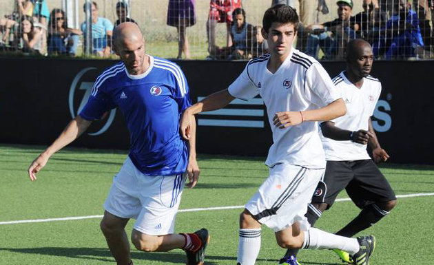 Cha con Zidane cùng trổ tài khiến khán giả phát cuồng