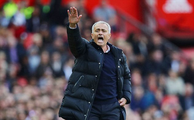 Ảnh bài viết Khi Mourinho nổi điên, cầu thủ MU nên làm gì?
