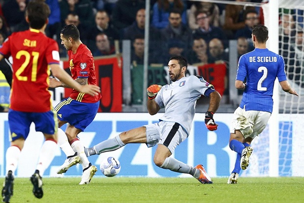 Buffon hóa tội đồ, Italia suýt thất thủ trước Tây Ban Nha