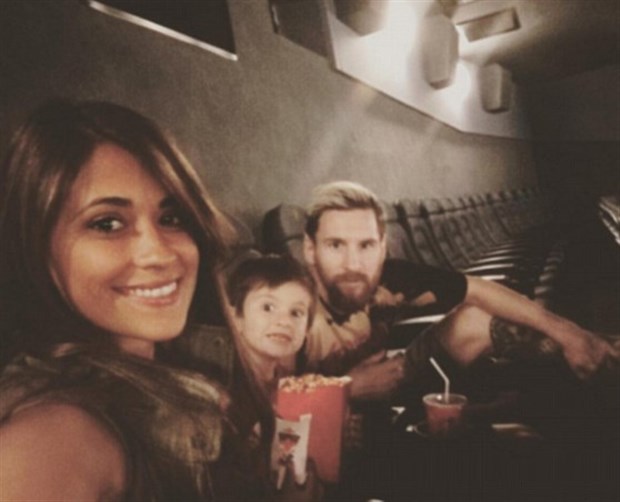 Messi 'bao rạp' dẫn vợ con đi xem phim