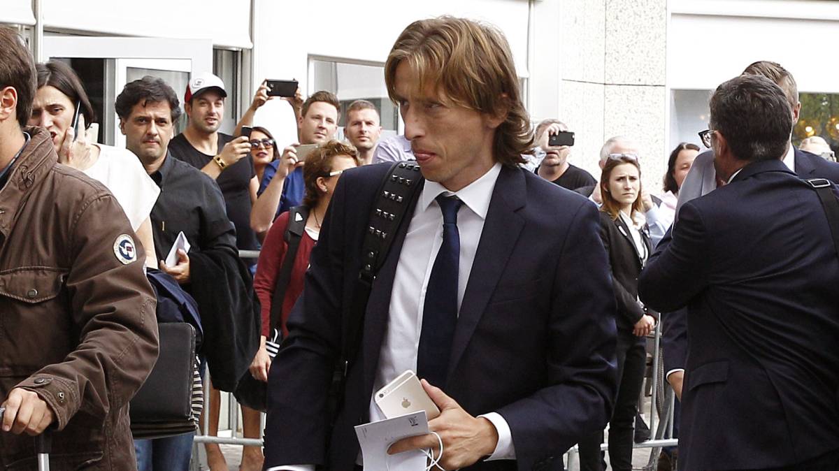 Luka Modric trấn an CĐV Real