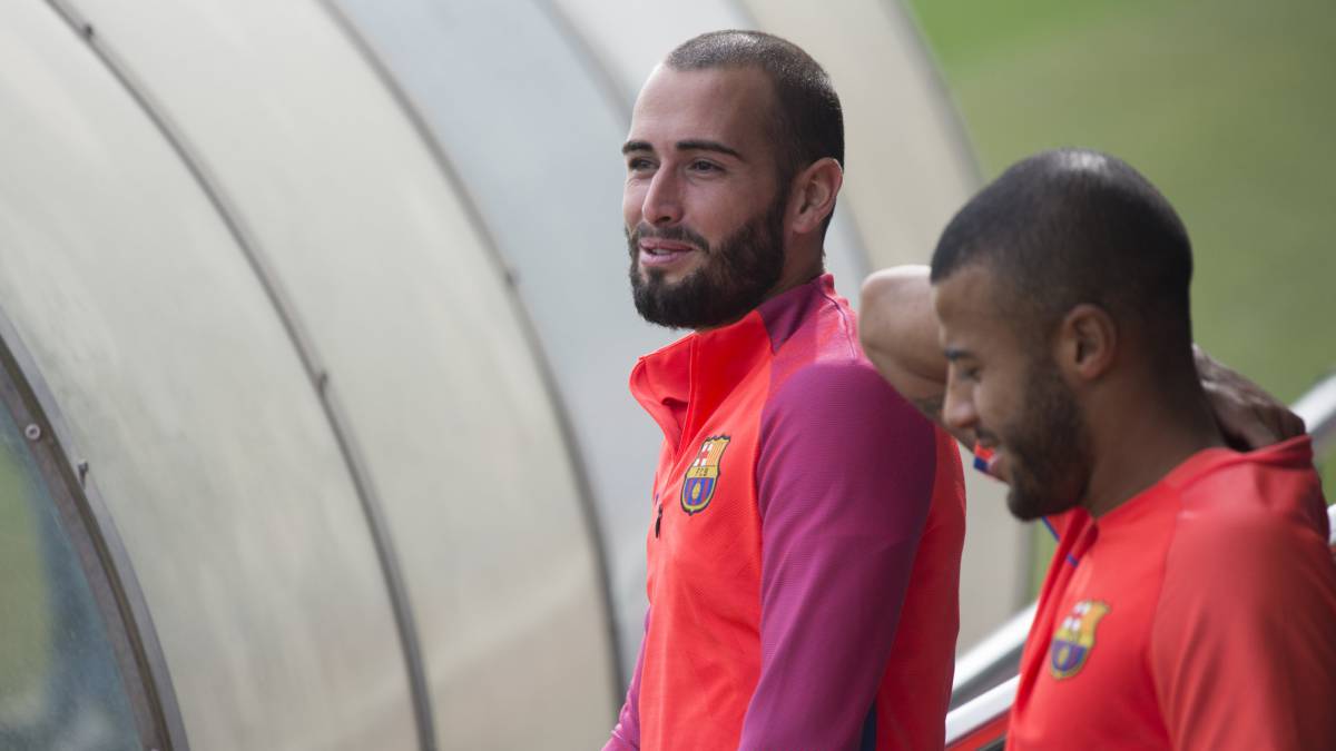 Mâu thuẫn với Enrique, Aleix Vidal muốn rời Barca