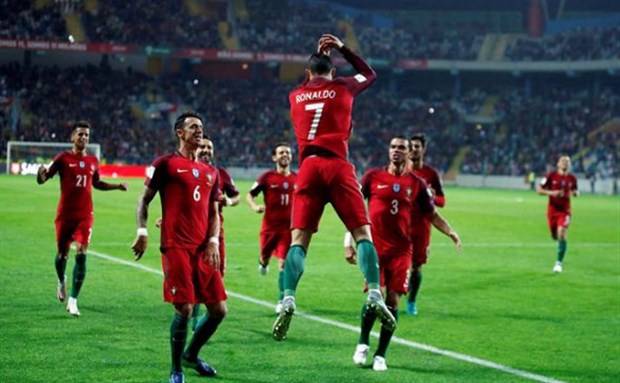 Ronaldo thiết lập hàng loạt cột mốc khủng với cú poker vào lưới Andorra