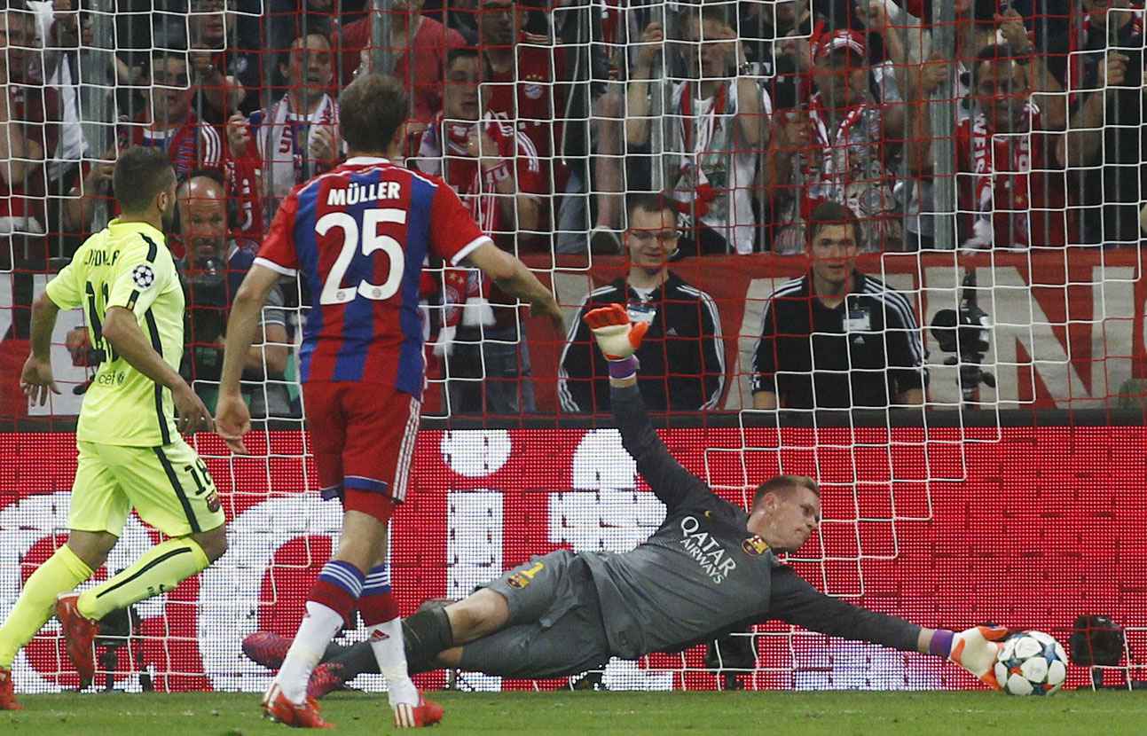 Ảnh bài viết Khó tin Ter Stegen lại đẩy được cú sút này của Lewandowski