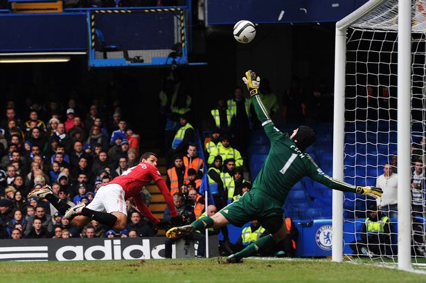 Nghẹt thở với pha cứu thua của Petr Cech vs Chicharito