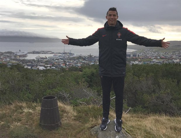 Ronaldo đi bộ thư giãn, sẵn sàng bắn hạ Đảo Faroe 