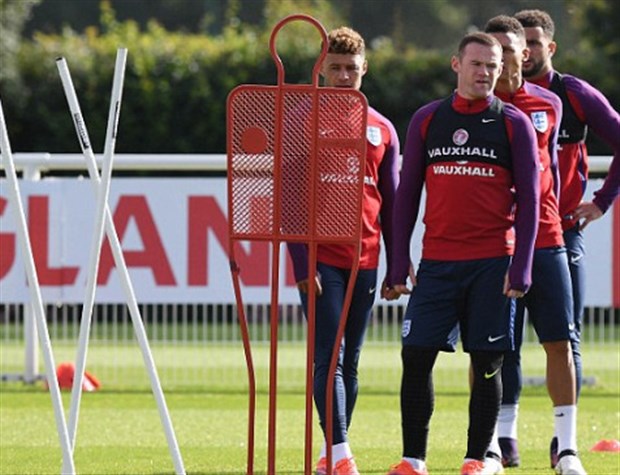 Rooney 'cau có' tập luyện trước tin đồn bị trảm