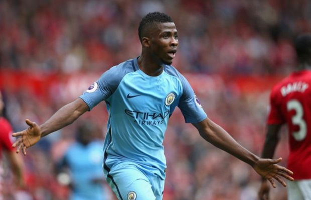 Sao trẻ Man City bị cấm đi giày có màu sặc sỡ