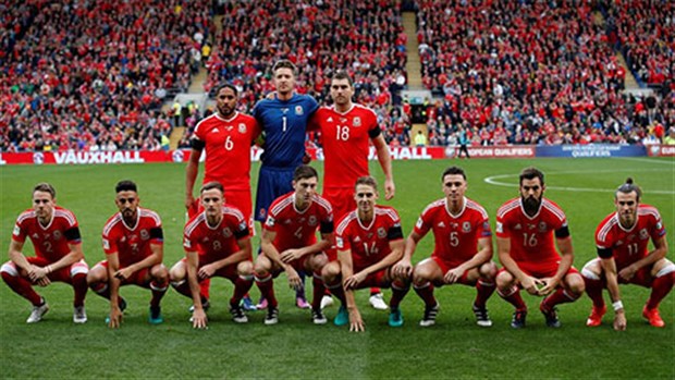 Tiếp tục chụp ảnh 'không giống ai', Xứ Wales quyết chống lại dư luận