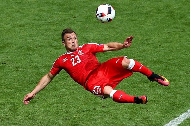 Ảnh bài viết Những bàn thắng 'ngã bàn đèn' đẹp trong bóng đá 