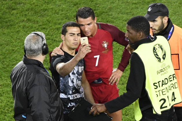 Ronaldo thoải mái chụp tự sướng cùng fan cuồng