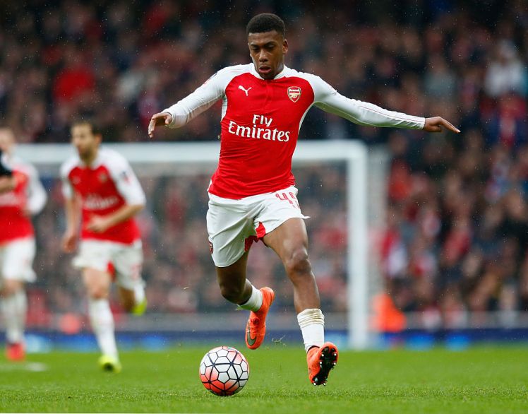 Alex Iwobi chơi bóng như thần tượng của Oezil