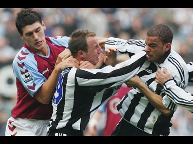 Ảnh bài viết Những tình huống 'tẩn" cả đồng đội trong bóng đá