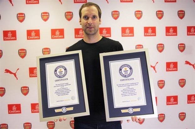 Petr Cech nhận liền 2 kỷ lục Guinness 