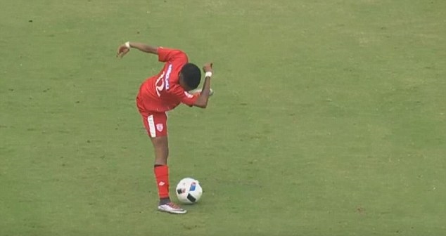 Đỡ không nổi với kiểu ăn mừng của Pogba chuyển thành 'skill' bóng đá
