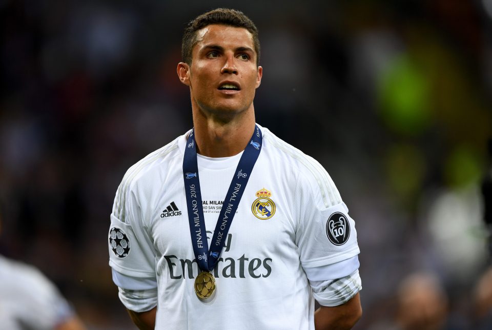 Gia hạn với Real, Ronaldo khiến Messi "hít khói" về lương bổng