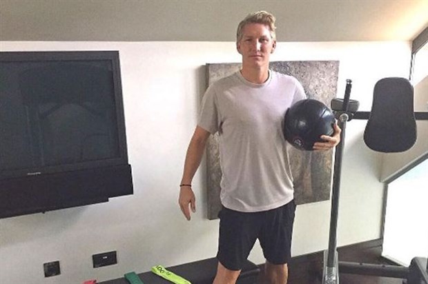 Ảnh bài viết Bỏ rơi đồng đội, Schweinsteiger hí hửng tập luyện cùng vợ yêu
